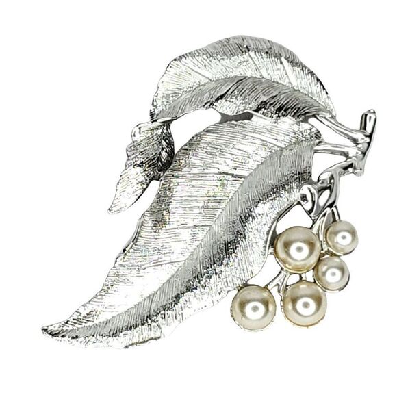 Vintage Sarah Coventry Silvertone Leaf Faux Pearl Berry Brooch 3" X 2" - Picture 1 of 2